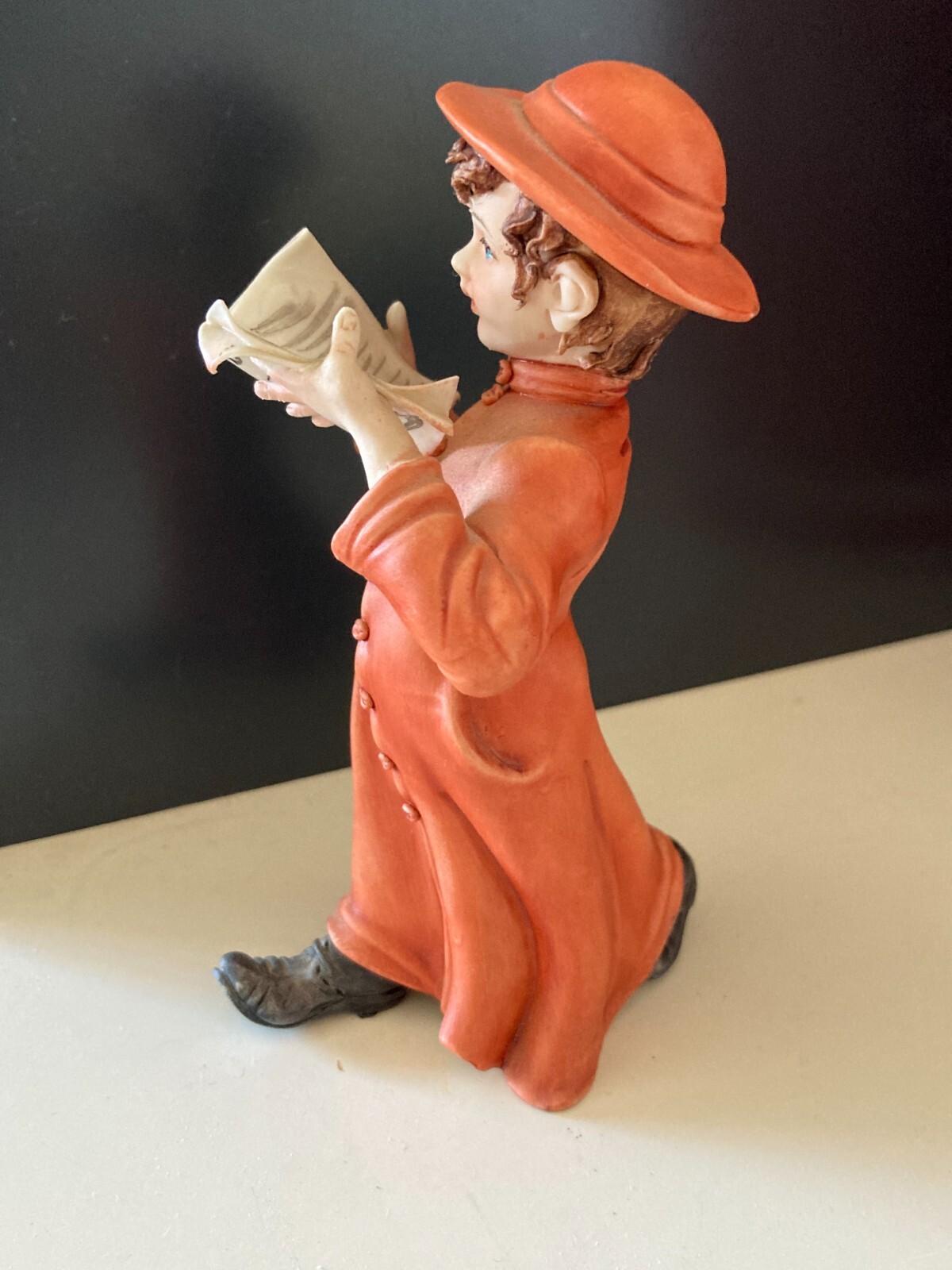 Scultura Satirica In Porcellana Chierichetto Con Giornale L'Unità