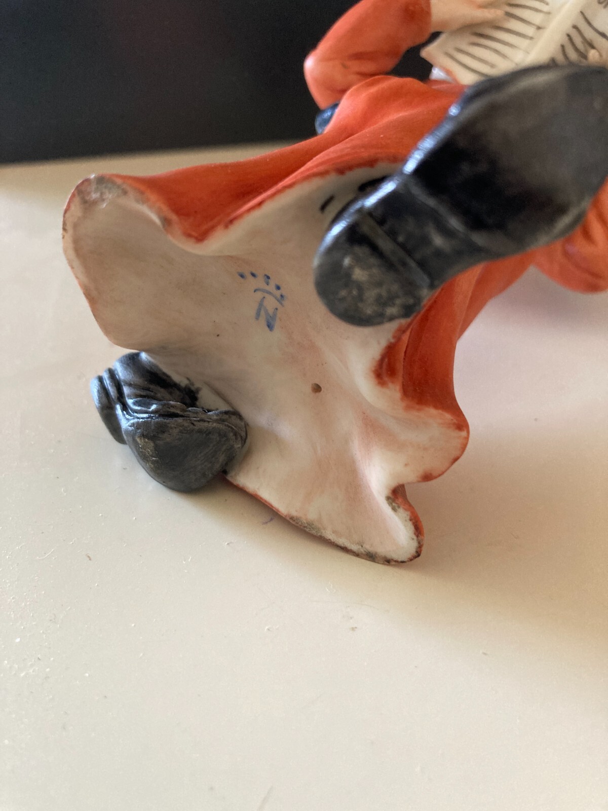 Scultura Satirica In Porcellana Chierichetto Con Giornale L'Unità