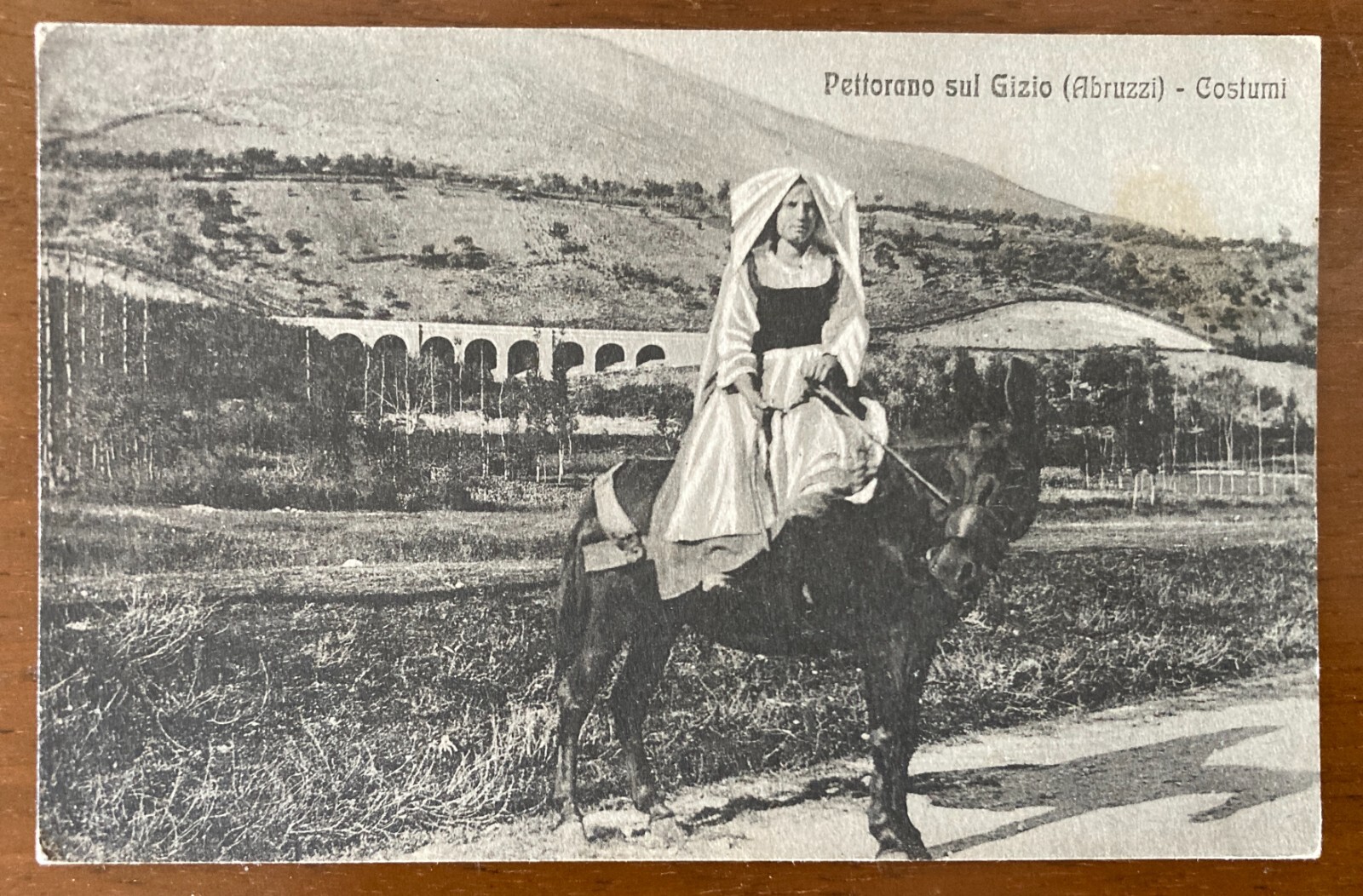 Abruzzo, Pettorano Sul Gizio: Antica Veduta Con Costume Popolare E Asino