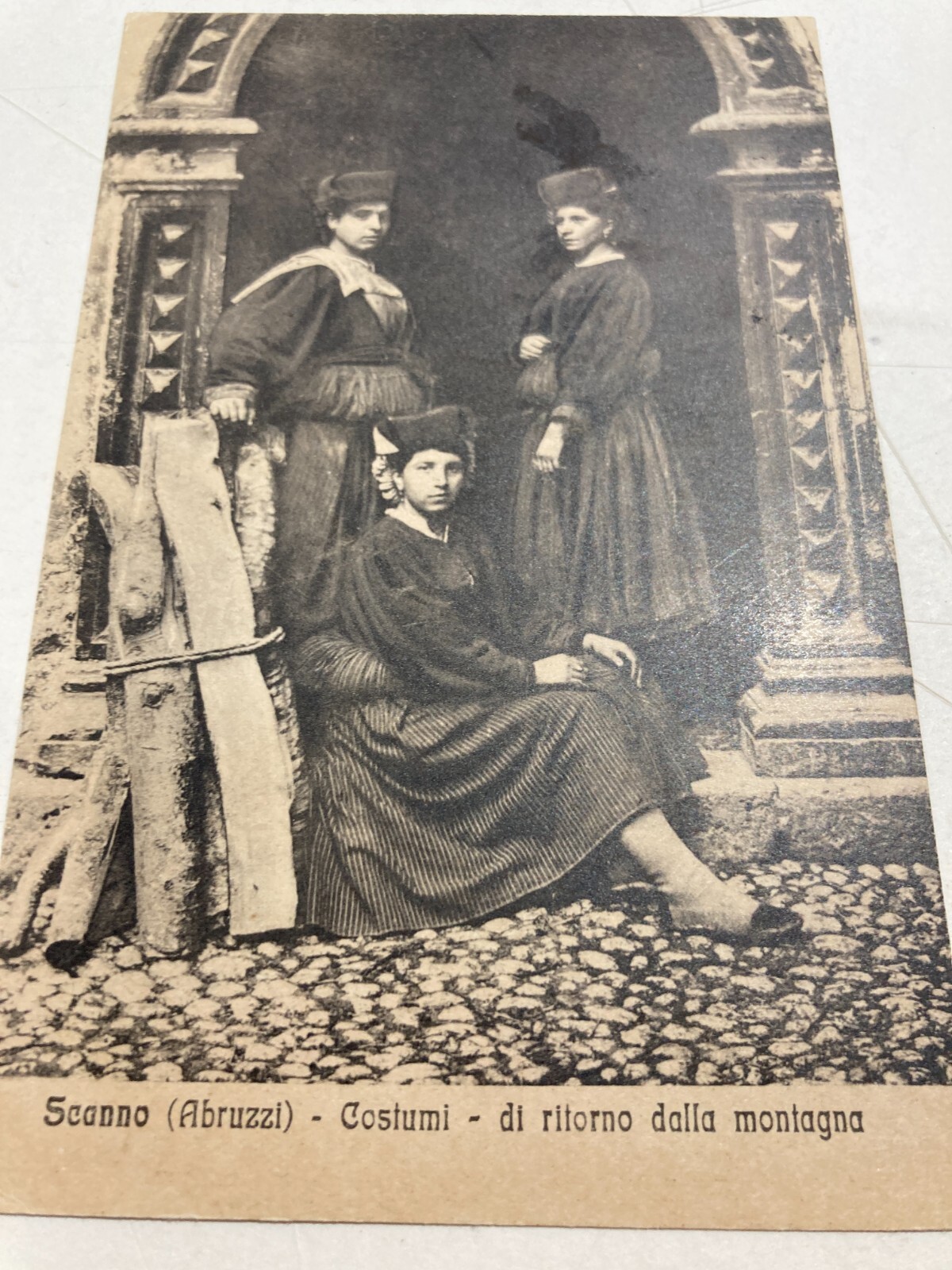 Abruzzo, Scanno: Costumi Popolari, Ritratto Di Montanare Con Legna. Cartolina Antica.