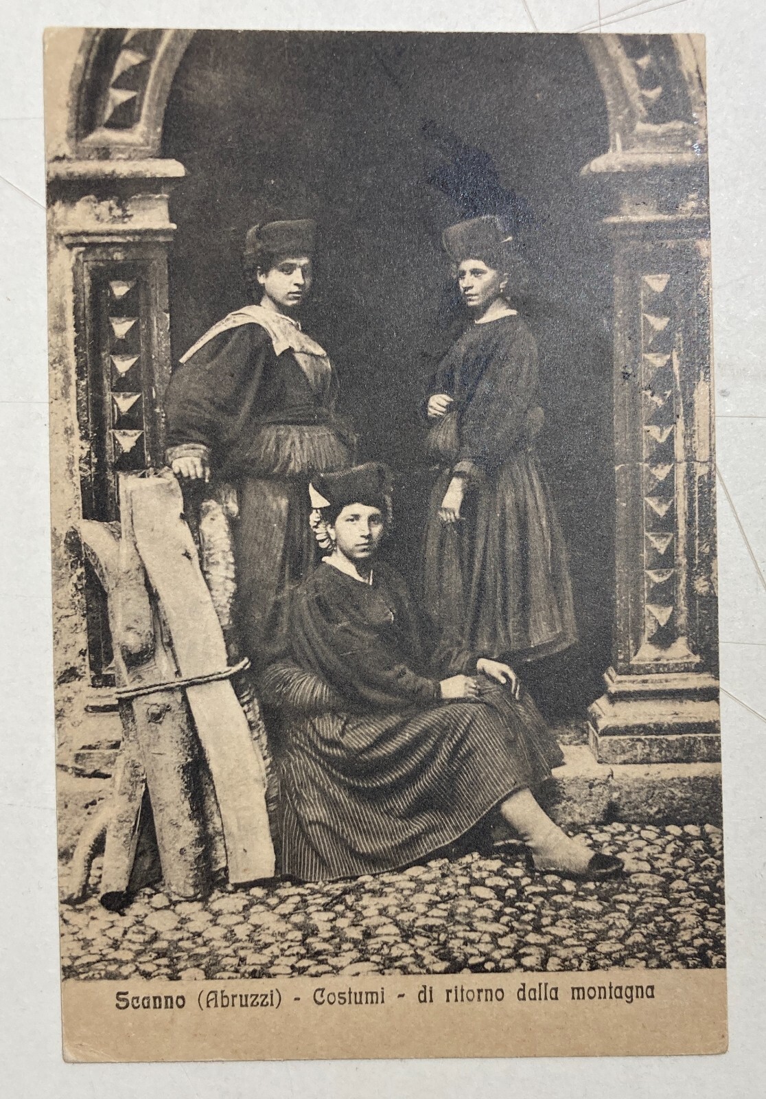Abruzzo, Scanno: Costumi Popolari, Ritratto Di Montanare Con Legna. Cartolina Antica.