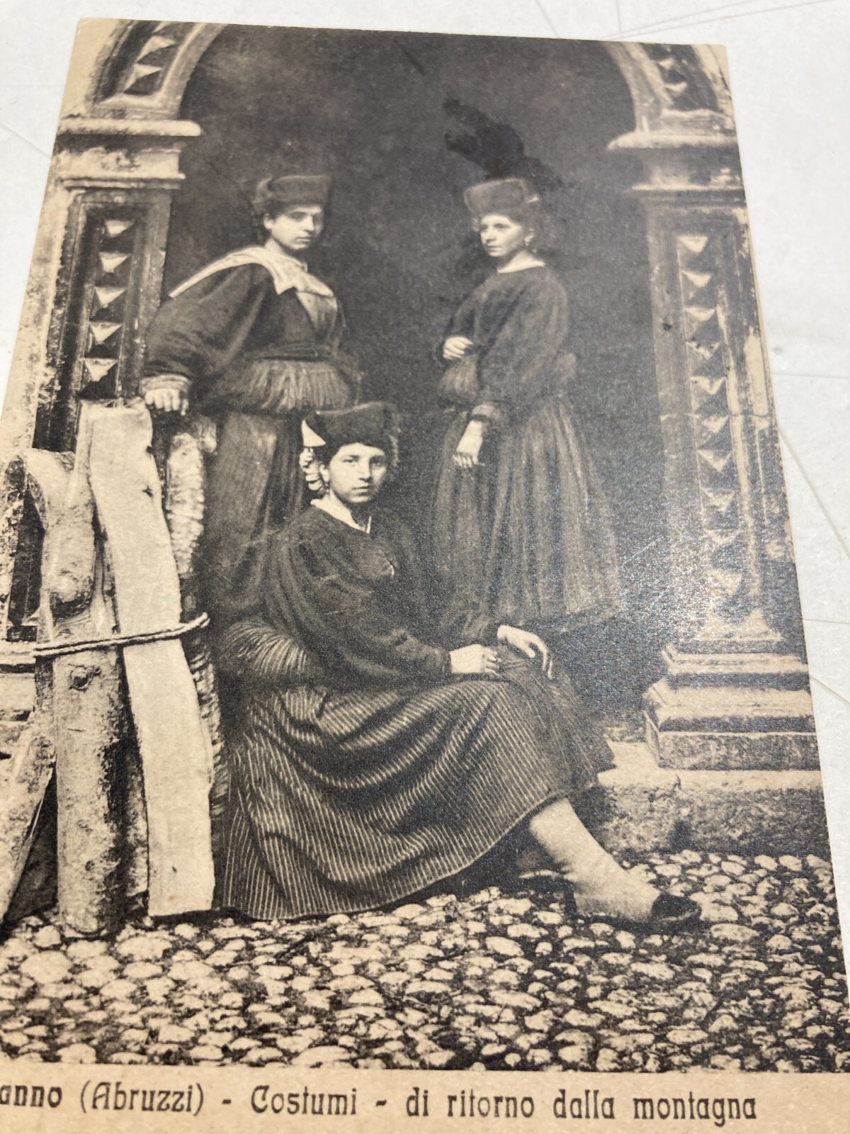 Abruzzo, Scanno: Costumi Popolari, Ritratto Di Montanare Con Legna. Cartolina Antica.