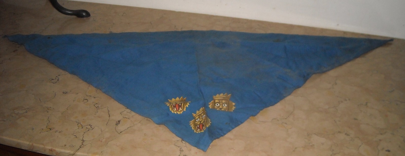 Militaria: Araldica E Stemma Figurato Con Teste Leonine   Tessuto Dipinto