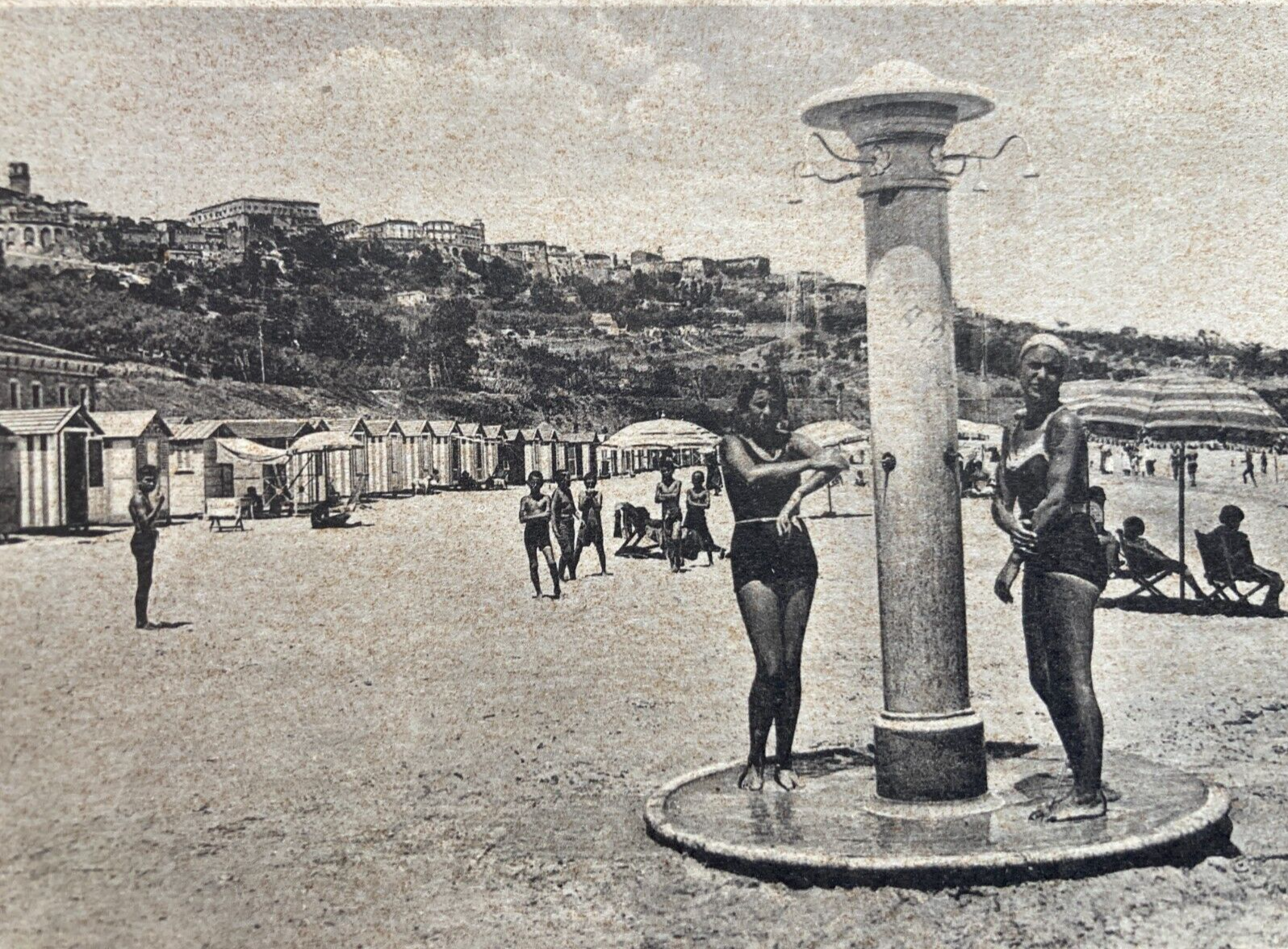Abruzzo, Vasto: Spiaggia, Veduta Balneare. Bagnanti Sotto La Doccia