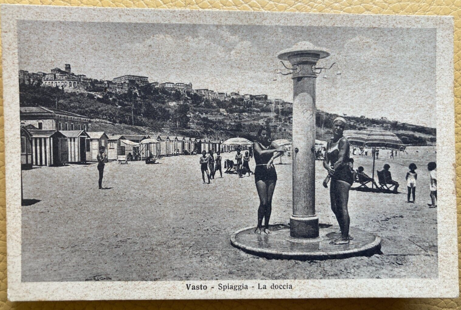 Abruzzo, Vasto: Spiaggia, Veduta Balneare. Bagnanti Sotto La Doccia