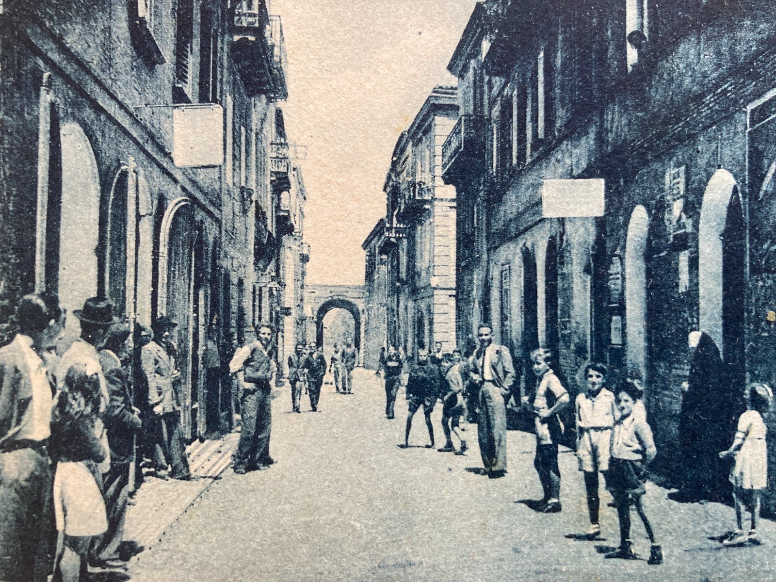 Abruzzo, Vasto, Corso Palizzi: Animatissima Veduta d'Epoca, Edizione Raspa, Cartolina