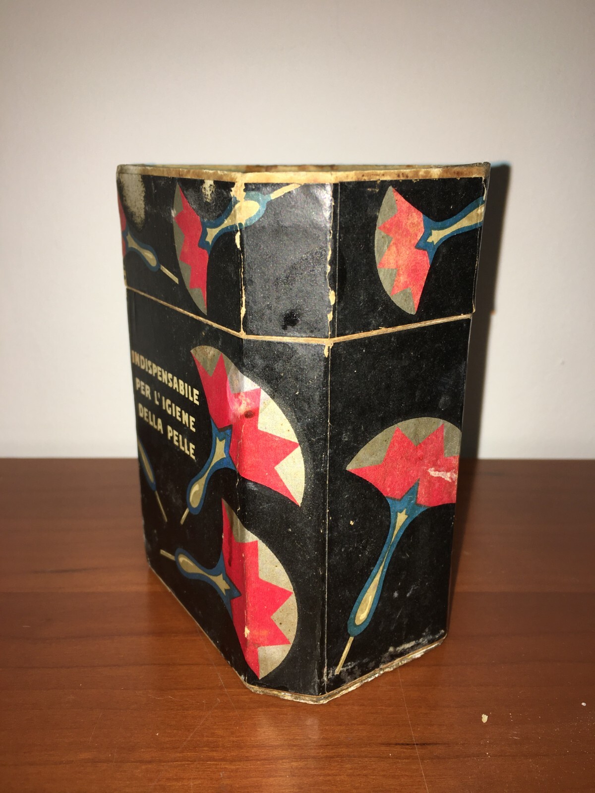 Talco Flora: Scatola Pubblicitaria Decorativa Di Gusto Futurista (Padova, Cantele)