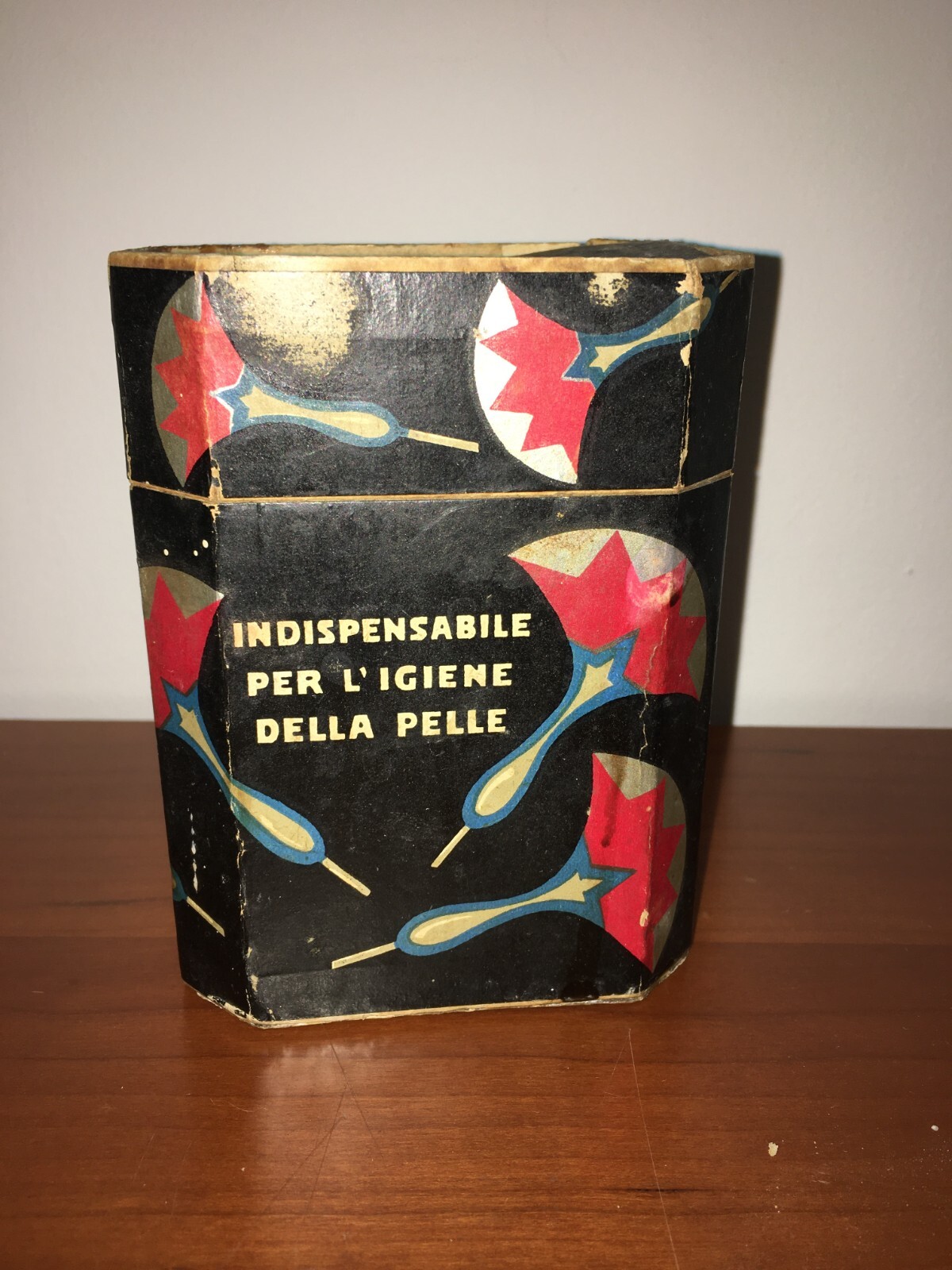 Talco Flora: Scatola Pubblicitaria Decorativa Di Gusto Futurista (Padova, Cantele)