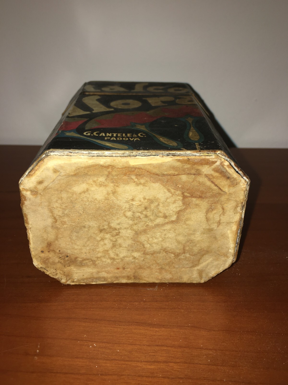 Talco Flora: Scatola Pubblicitaria Decorativa Di Gusto Futurista (Padova, Cantele)