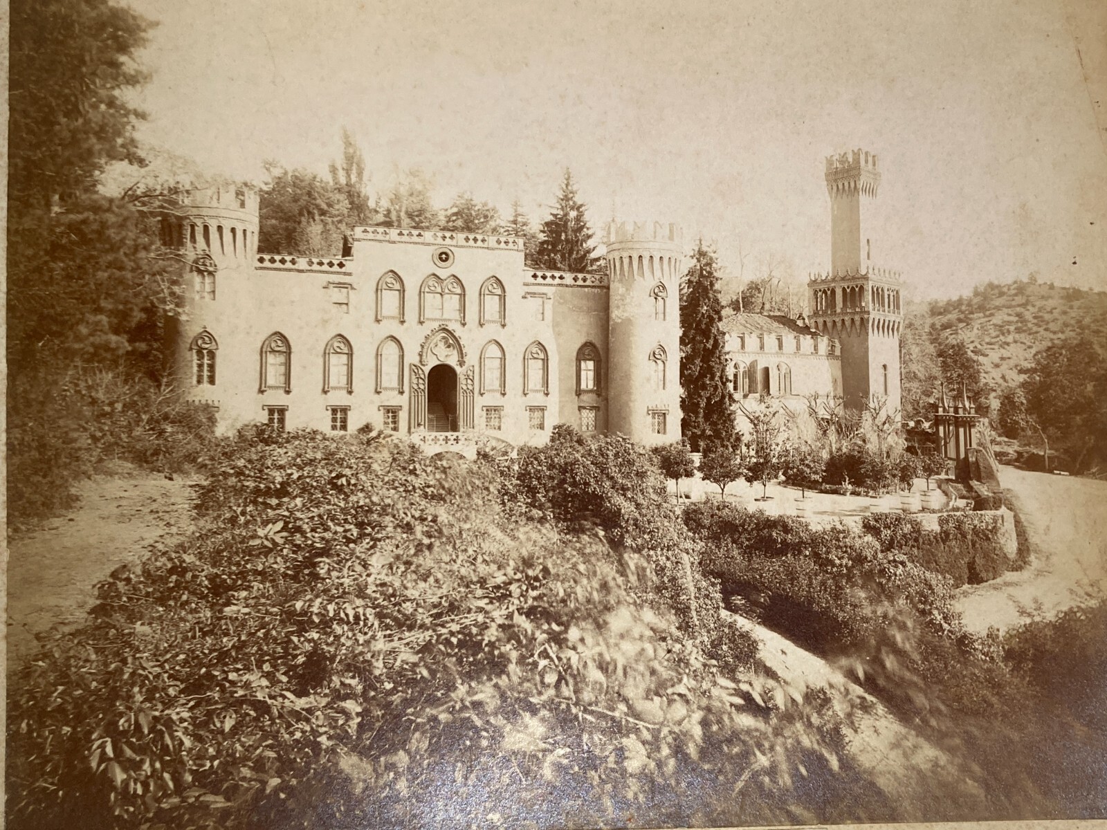 Architettura: Castello Del Roccolo A Saluzzo. Fotografia Di G. Bargis