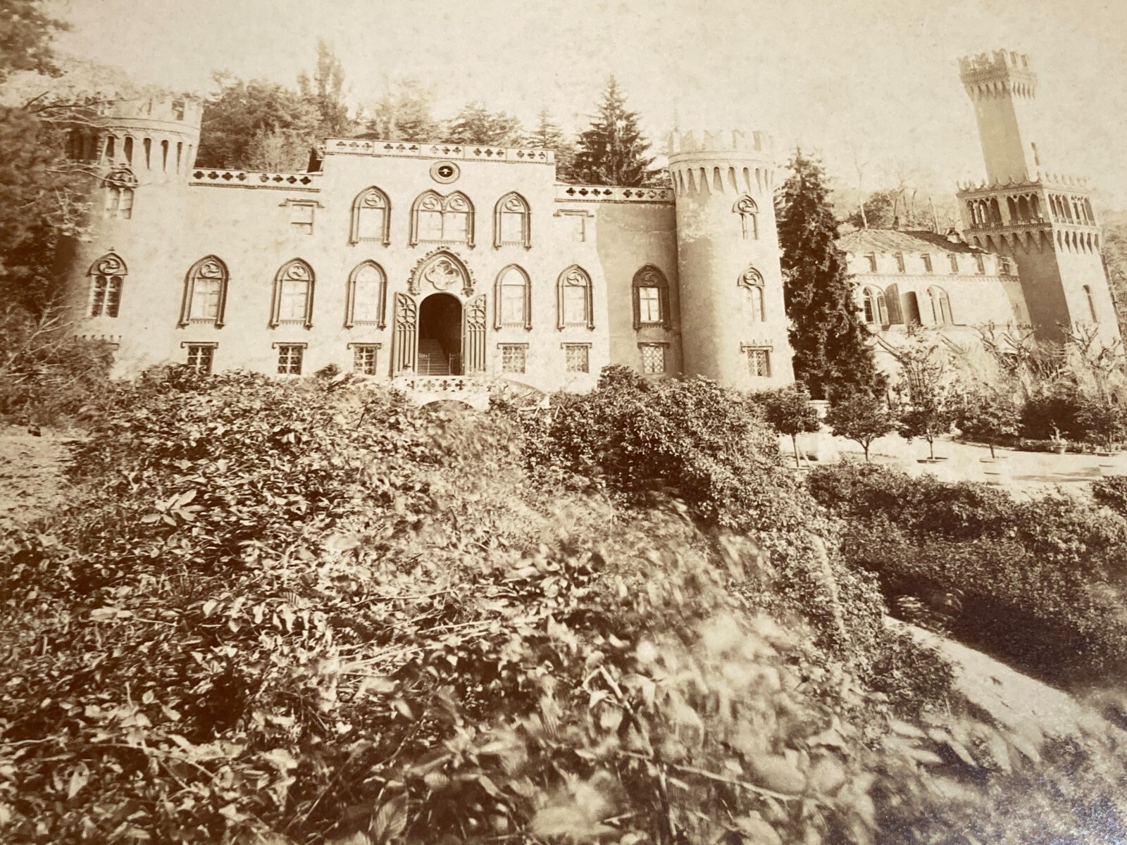 Architettura: Castello Del Roccolo A Saluzzo. Fotografia Di G. Bargis