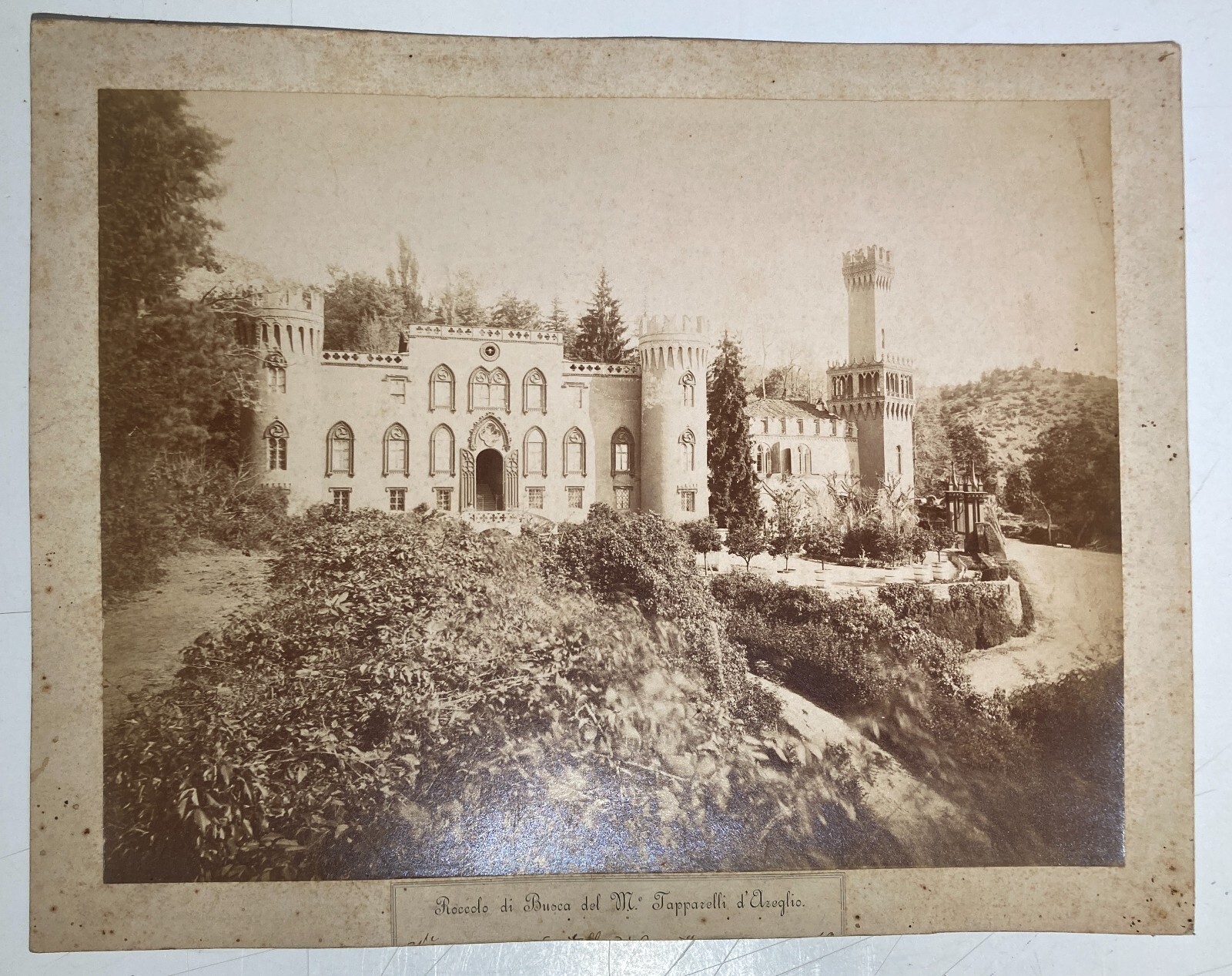 Architettura: Castello Del Roccolo A Saluzzo. Fotografia Di G. Bargis