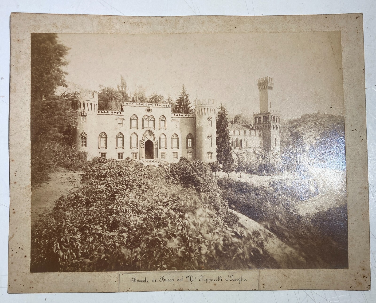 Architettura: Castello Del Roccolo A Saluzzo. Fotografia Di G. Bargis