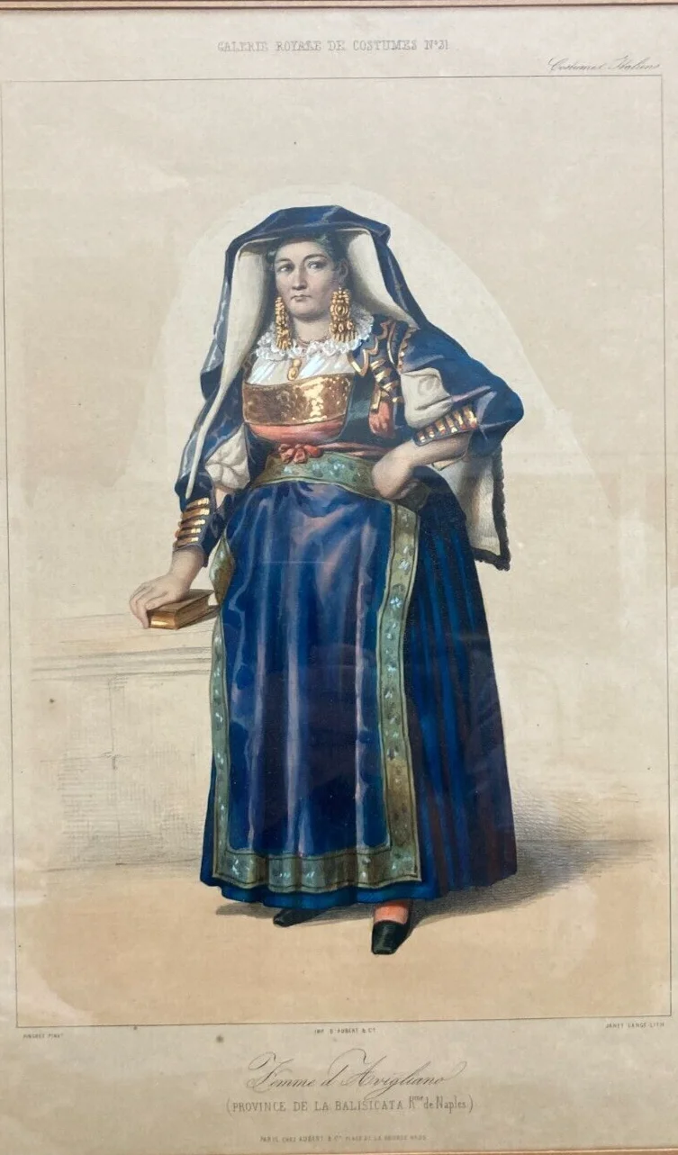 Donna di Avigliano, Basilicata: Costume Popolare e Tradizioni Lucane. Litografia a Colori.