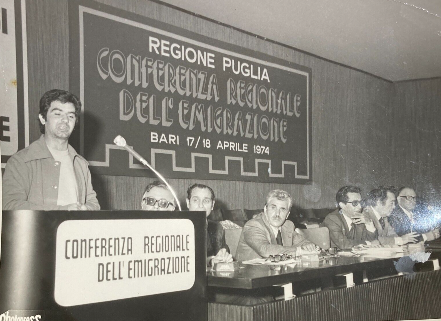 Puglia, Bari, Emigrazione. Conferenza Regionale, Foto d'Epoca, Fotografo Pupilla, 1974