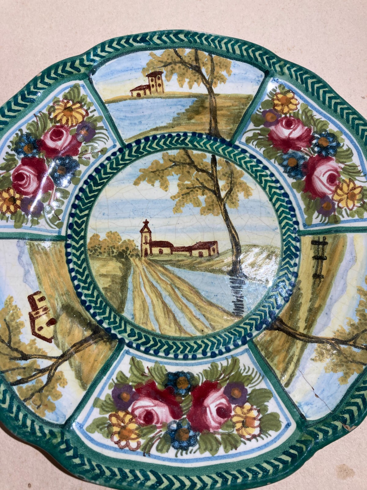 Piatto Decorativo In Ceramica Con Paesaggi E Decori Floreali, Ceramiche Bozzelli, Abruzzo