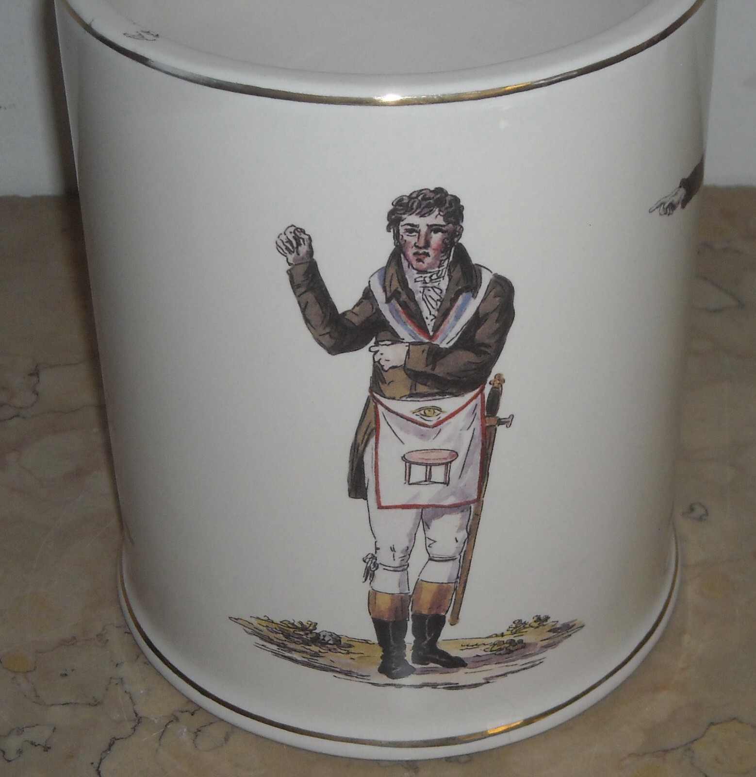 Massoneria: Vaso In Porcellana Con Simbologia E Gesti Identificativi