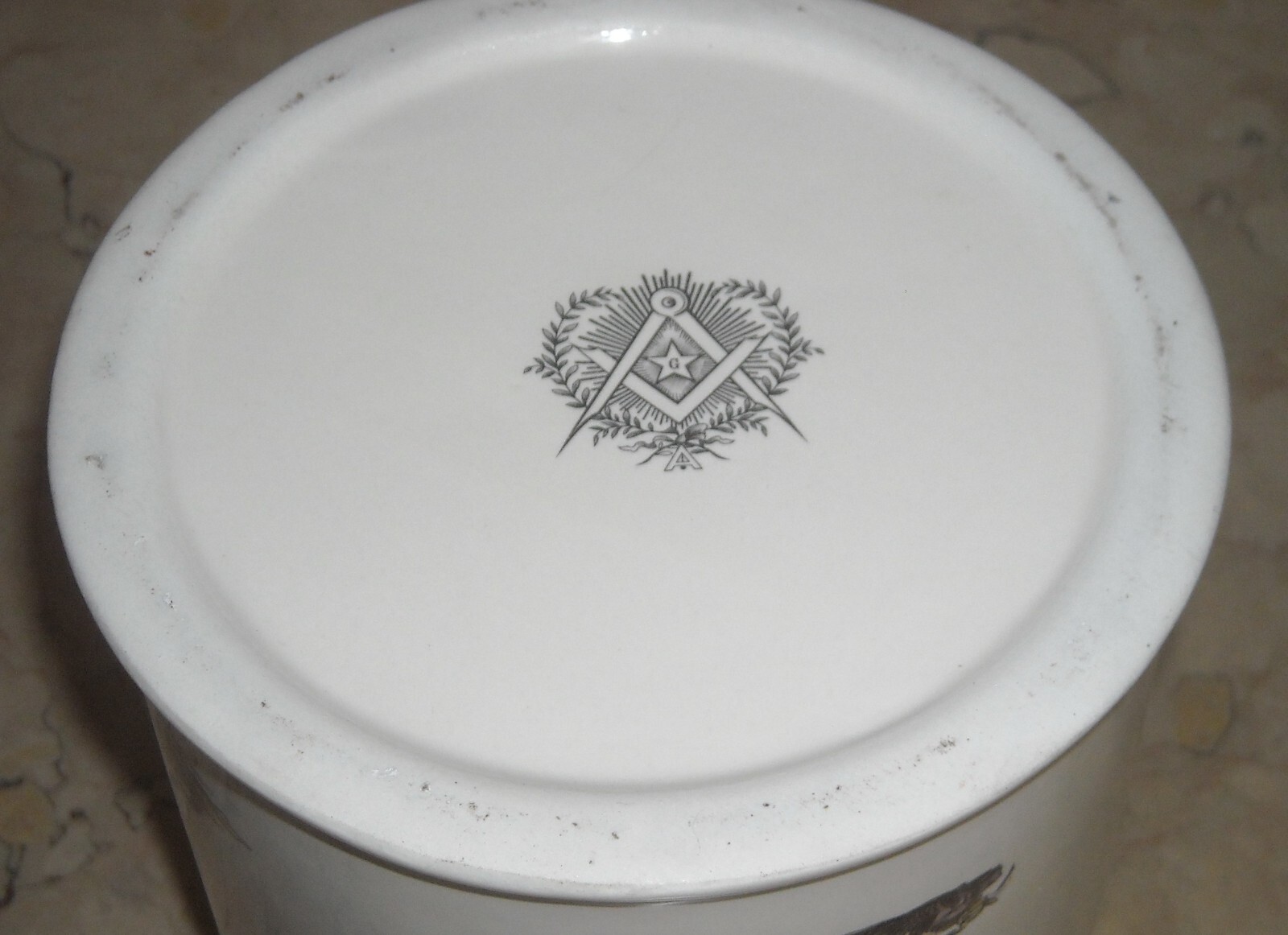 Massoneria: Vaso In Porcellana Con Simbologia E Gesti Identificativi