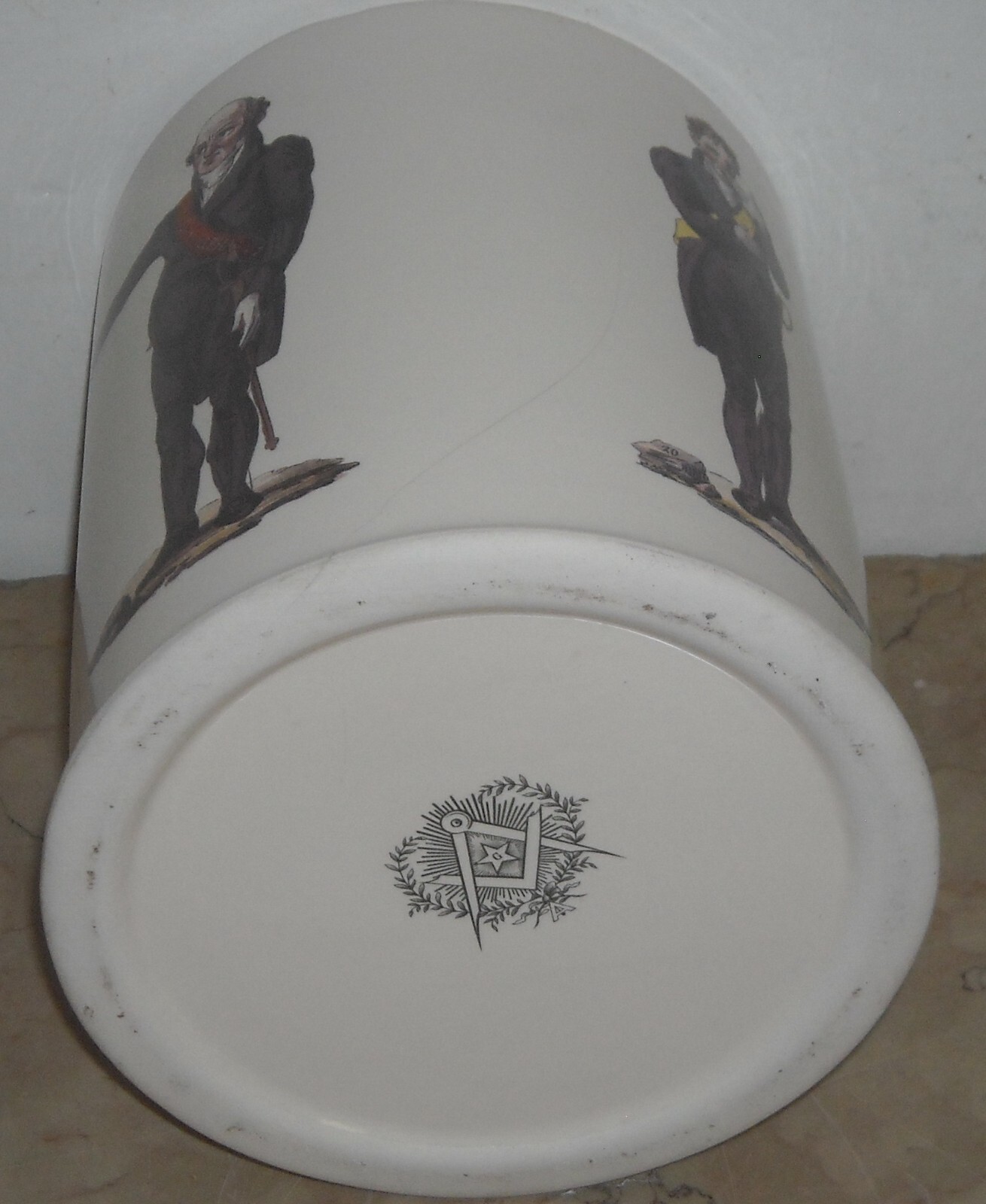 Massoneria: Vaso In Porcellana Con Simbologia E Gesti Identificativi