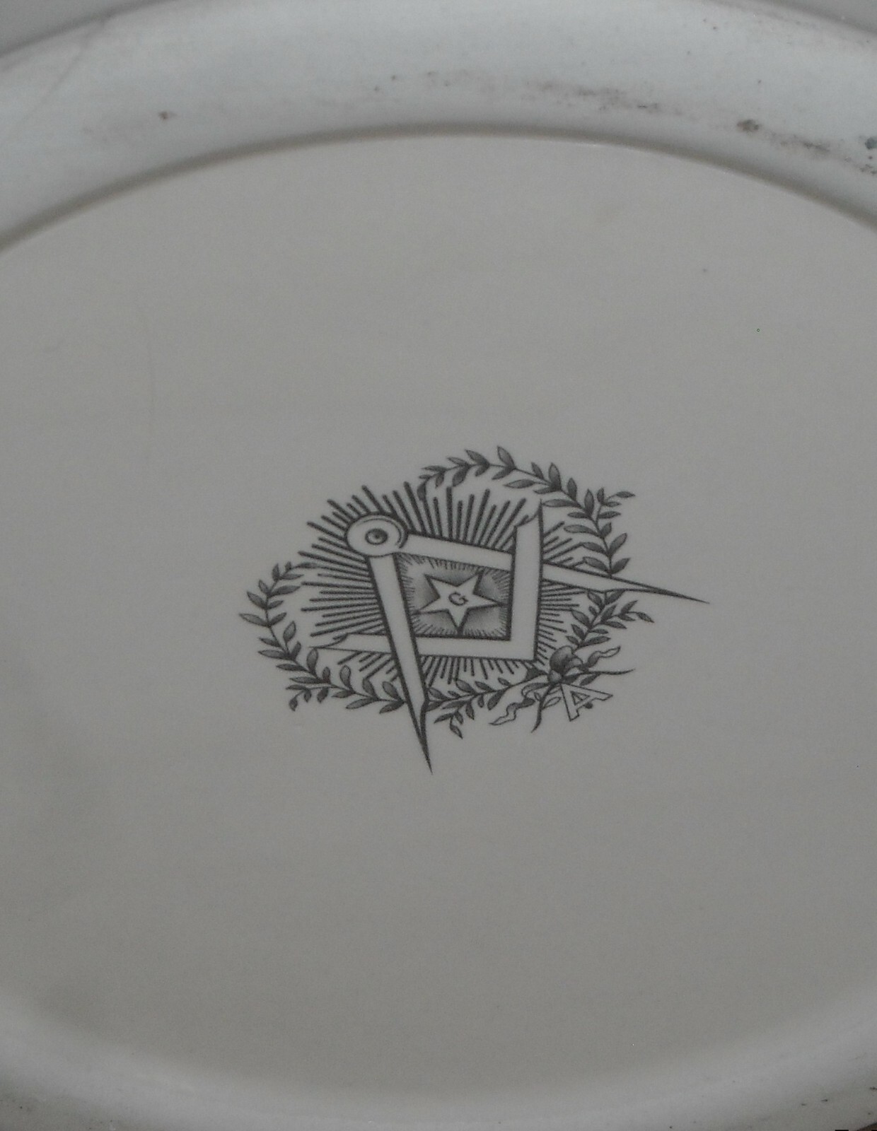 Massoneria: Vaso In Porcellana Con Simbologia E Gesti Identificativi