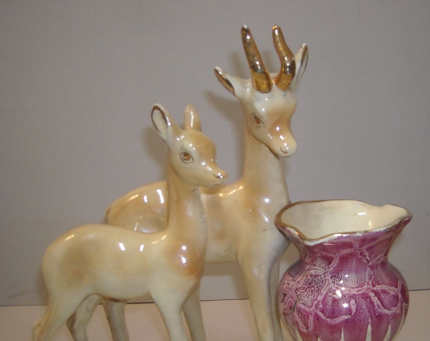 Cerbiatti Con Vaso Portafiori. Scultura In Ceramica Policroma