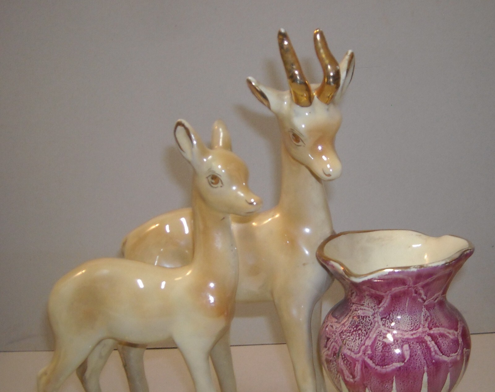 Cerbiatti Con Vaso Portafiori. Scultura In Ceramica Policroma
