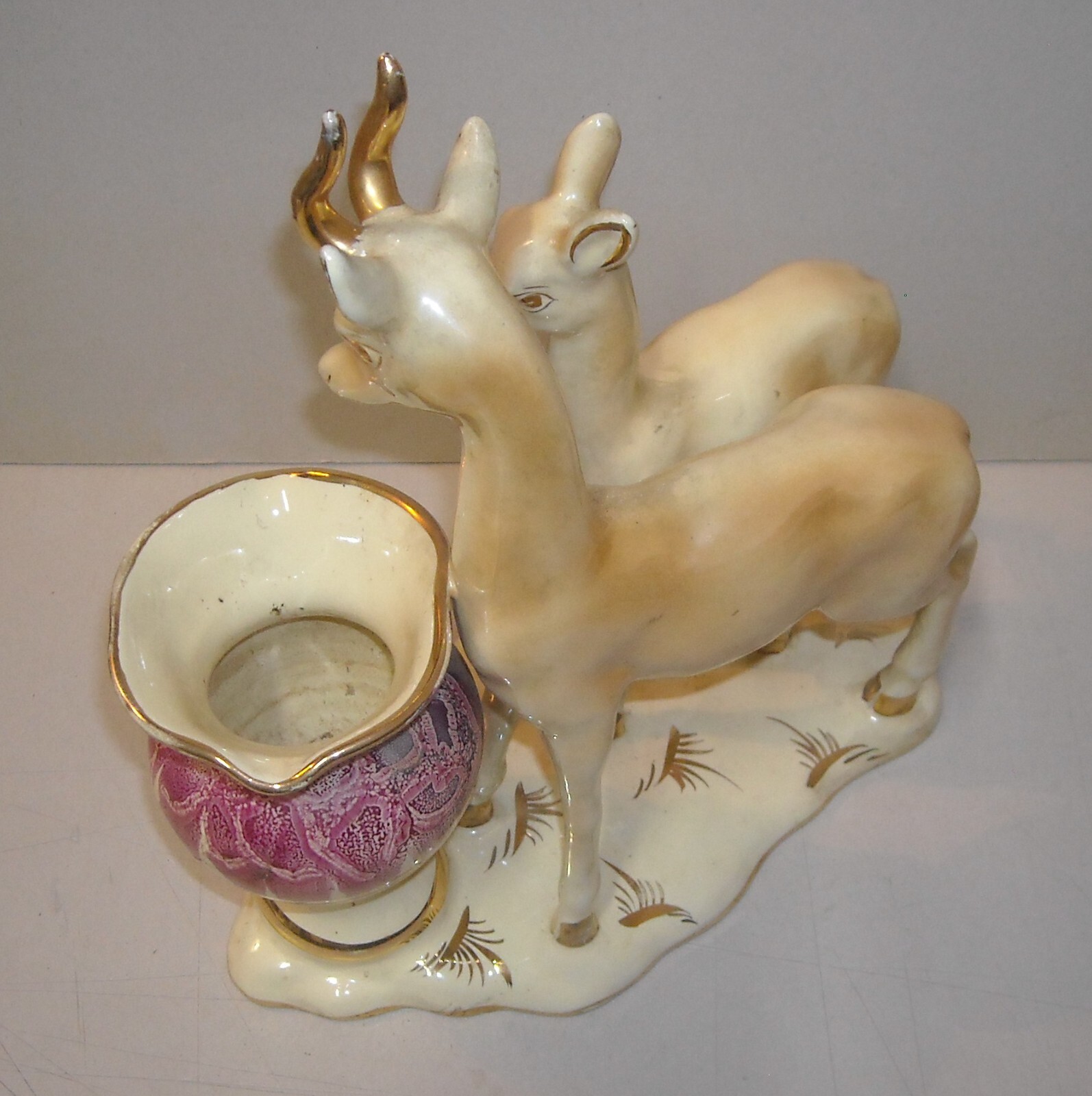 Cerbiatti Con Vaso Portafiori. Scultura In Ceramica Policroma