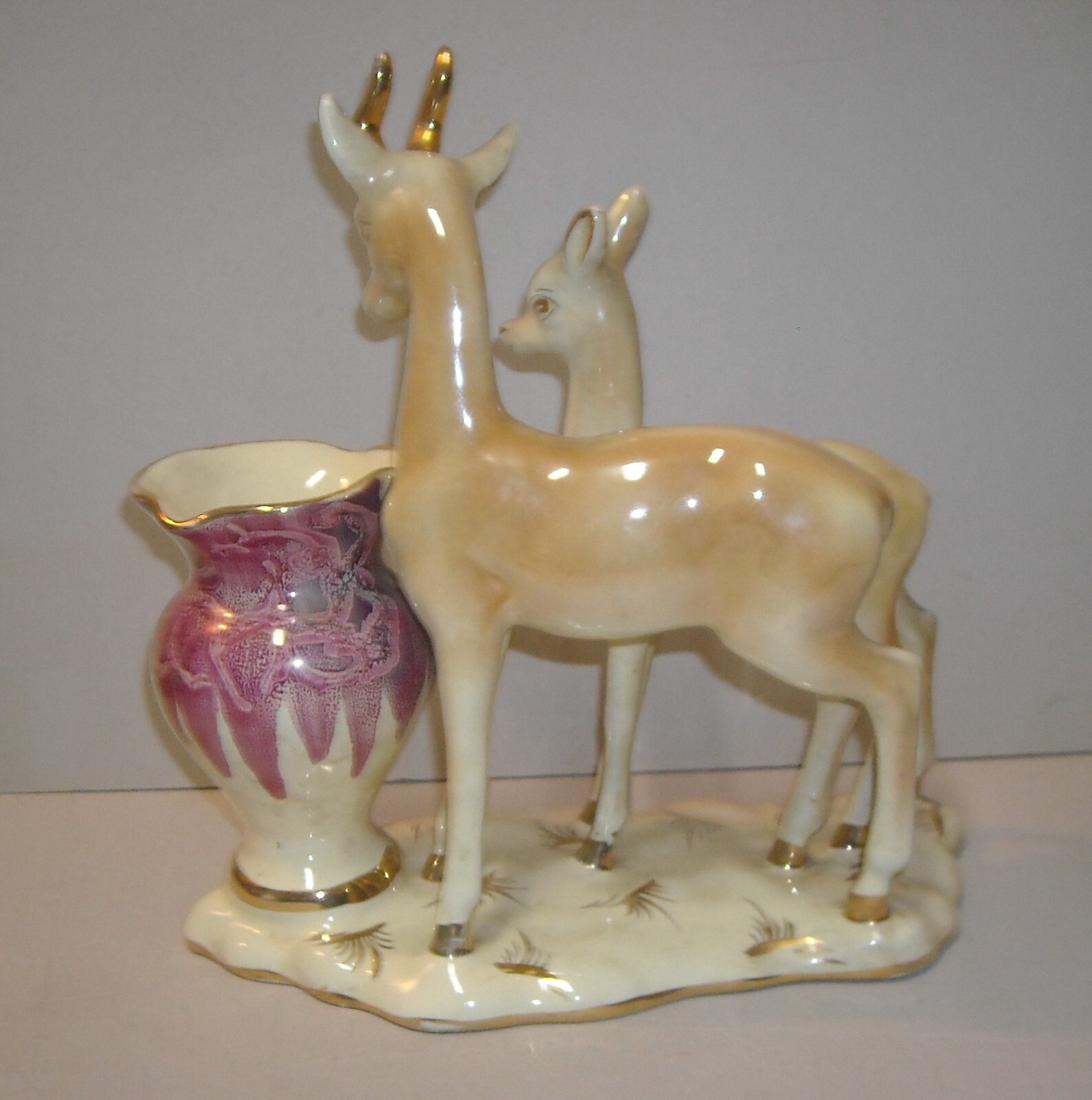 Cerbiatti Con Vaso Portafiori. Scultura In Ceramica Policroma