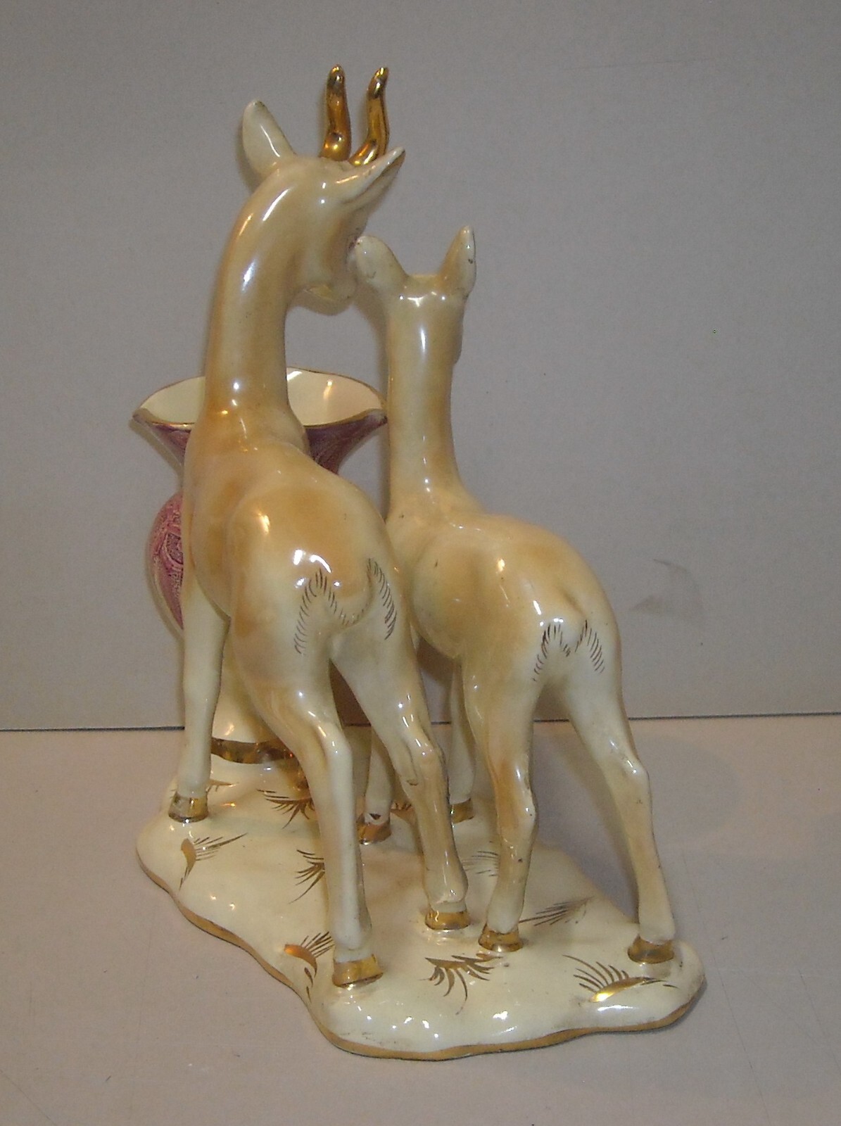 Cerbiatti Con Vaso Portafiori. Scultura In Ceramica Policroma