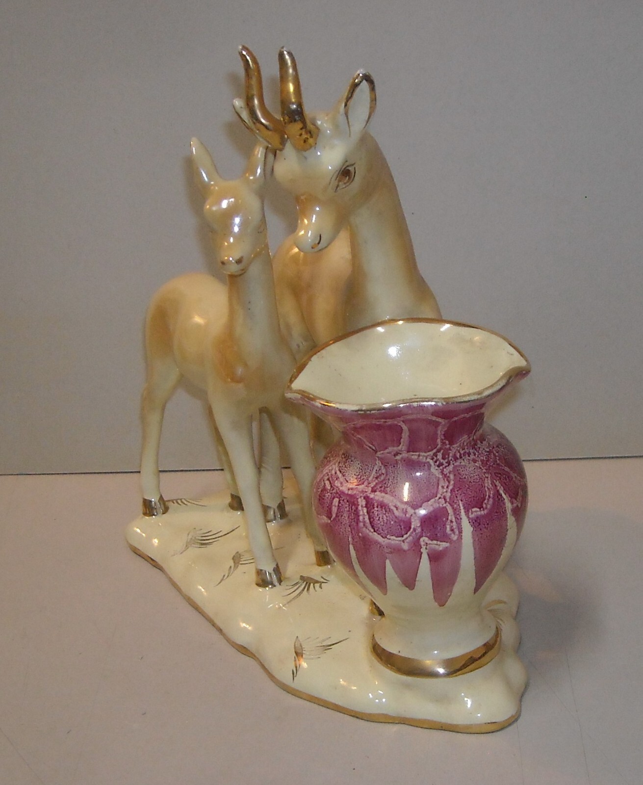 Cerbiatti Con Vaso Portafiori. Scultura In Ceramica Policroma