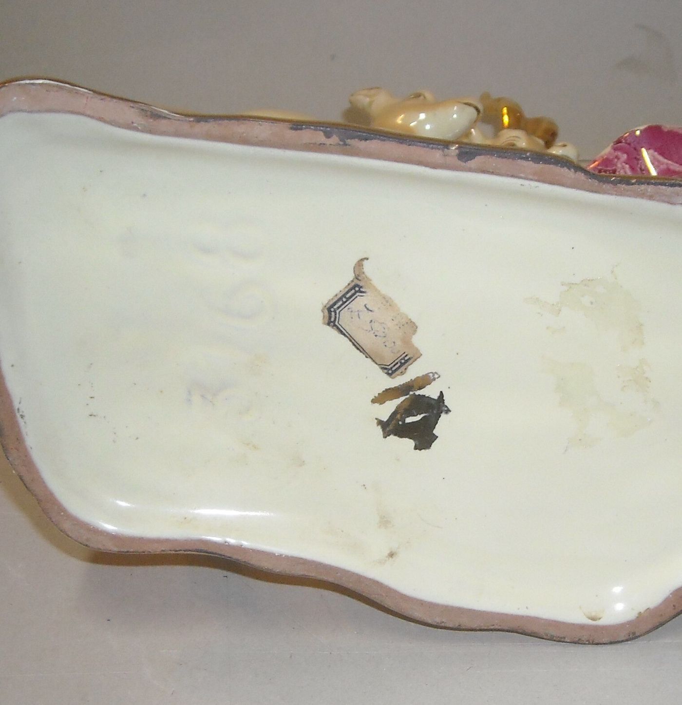 Cerbiatti Con Vaso Portafiori. Scultura In Ceramica Policroma