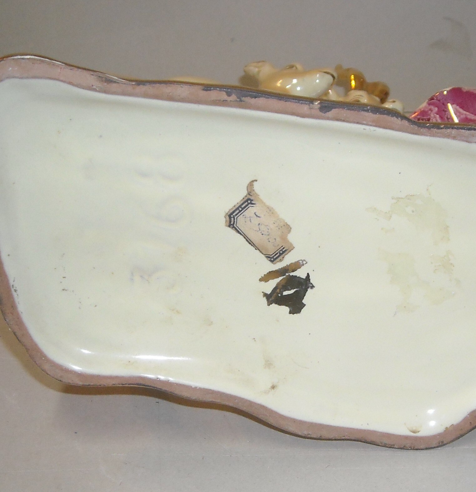 Cerbiatti Con Vaso Portafiori. Scultura In Ceramica Policroma