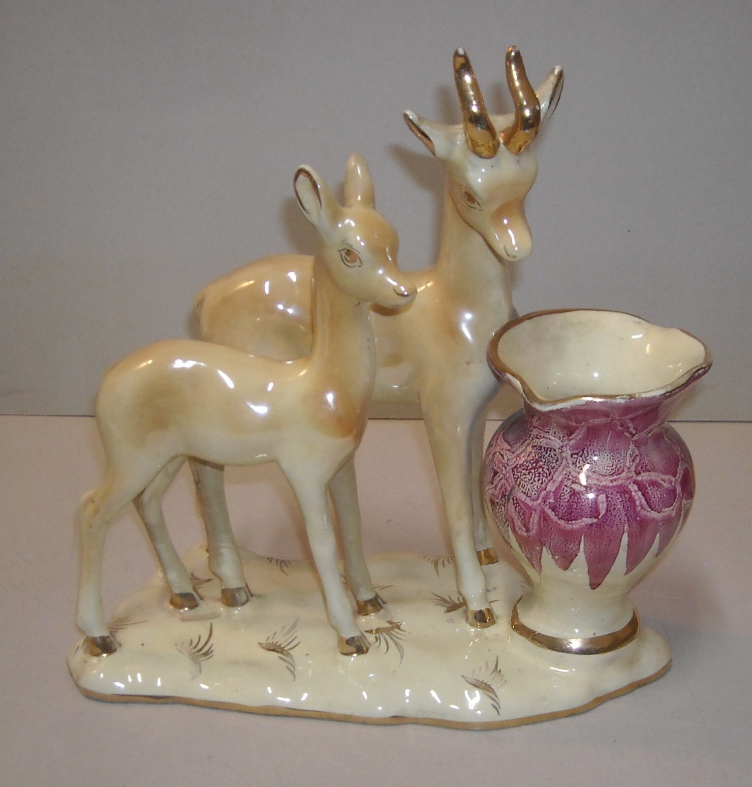 Cerbiatti Con Vaso Portafiori. Scultura In Ceramica Policroma