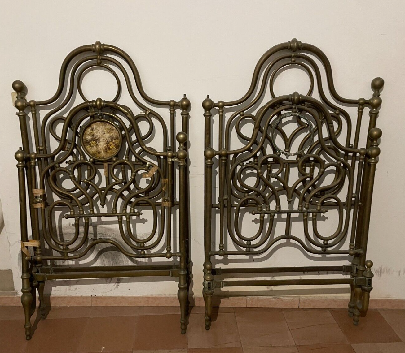 Arredamento d'Epoca: Antico Letto Matrimoniale In Ottone A Due Letti Distinti, XIX Secolo