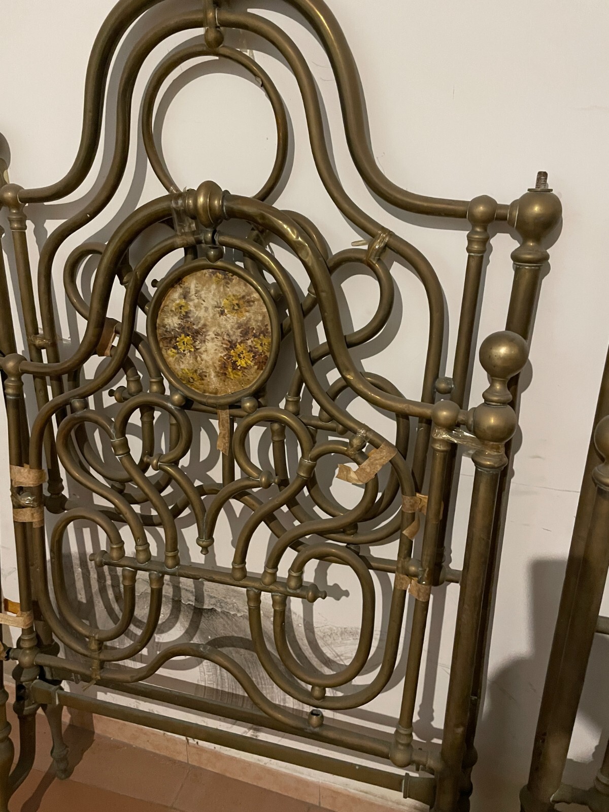 Arredamento d'Epoca: Antico Letto Matrimoniale In Ottone A Due Letti Distinti, XIX Secolo