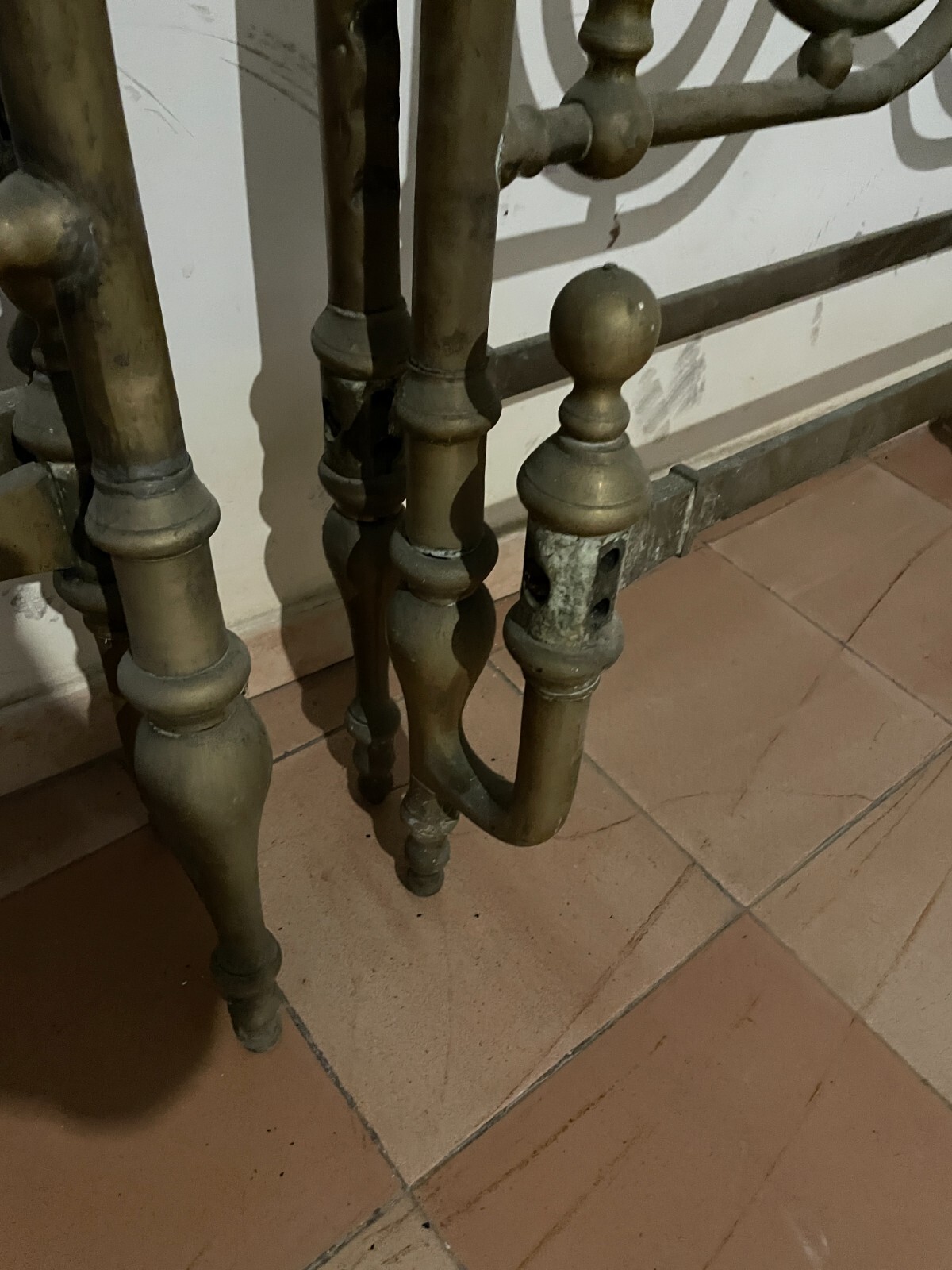 Arredamento d'Epoca: Antico Letto Matrimoniale In Ottone A Due Letti Distinti, XIX Secolo