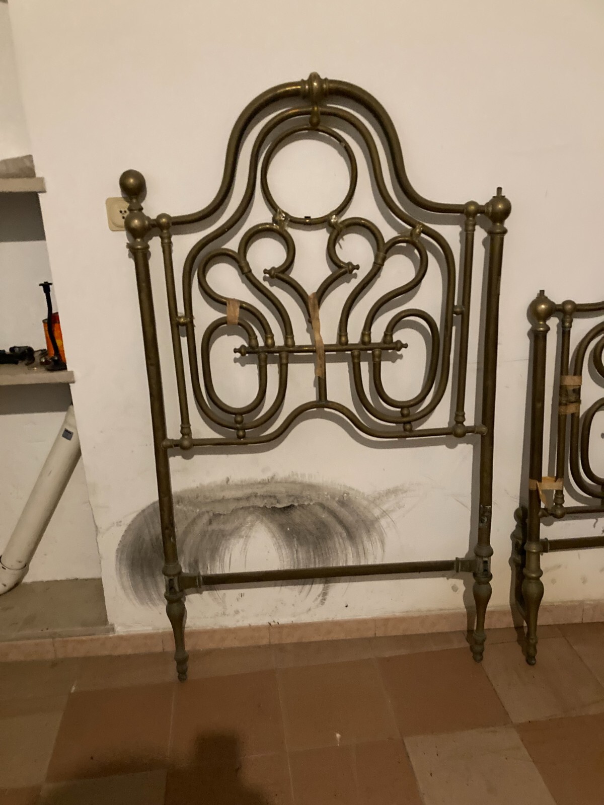 Arredamento d'Epoca: Antico Letto Matrimoniale In Ottone A Due Letti Distinti, XIX Secolo