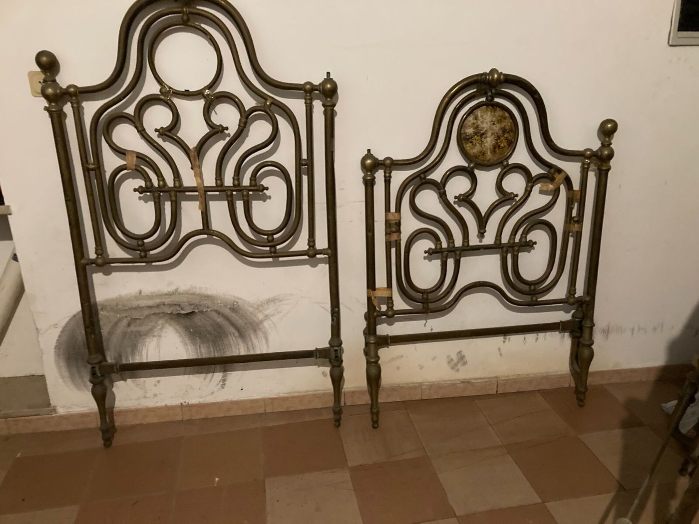 Arredamento d'Epoca: Antico Letto Matrimoniale In Ottone A Due Letti Distinti, XIX Secolo