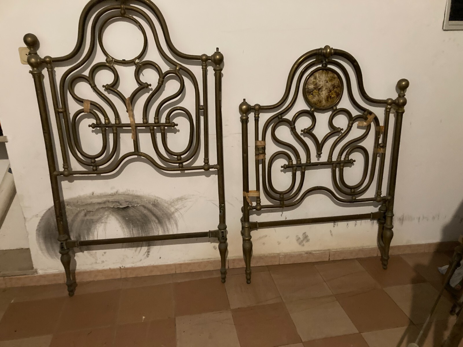 Arredamento d'Epoca: Antico Letto Matrimoniale In Ottone A Due Letti Distinti, XIX Secolo
