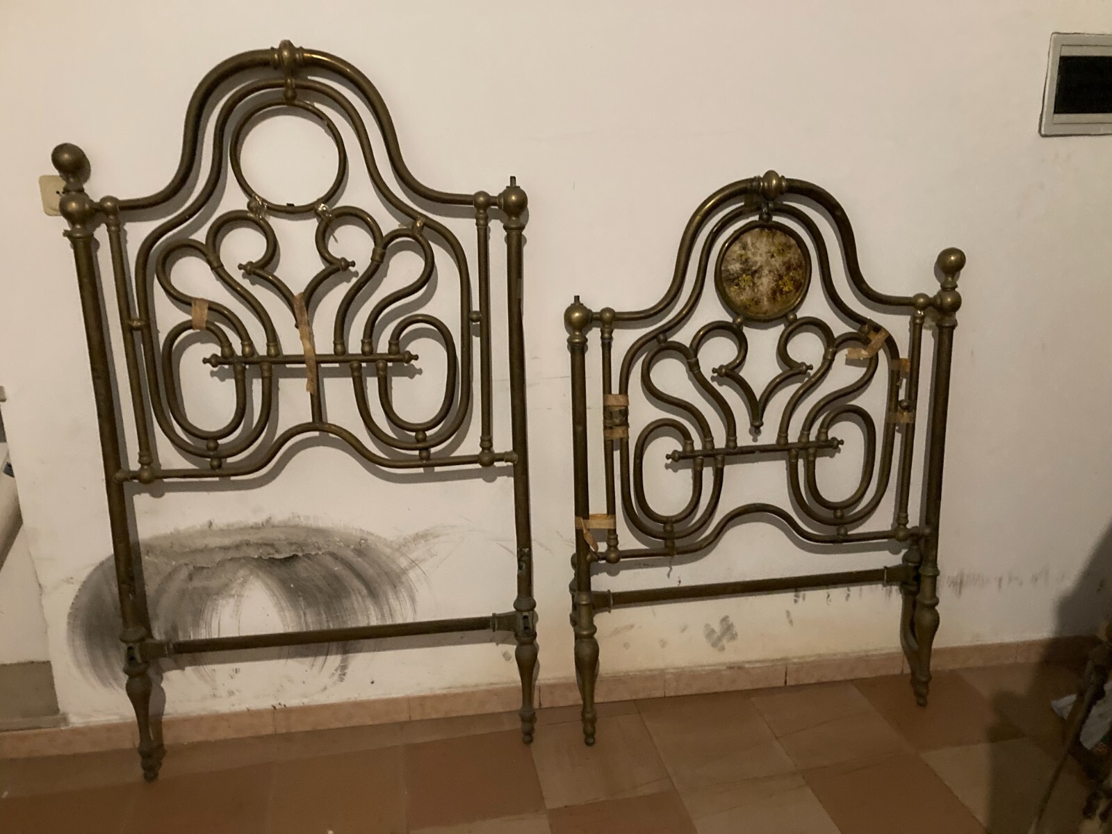 Arredamento d'Epoca: Antico Letto Matrimoniale In Ottone A Due Letti Distinti, XIX Secolo