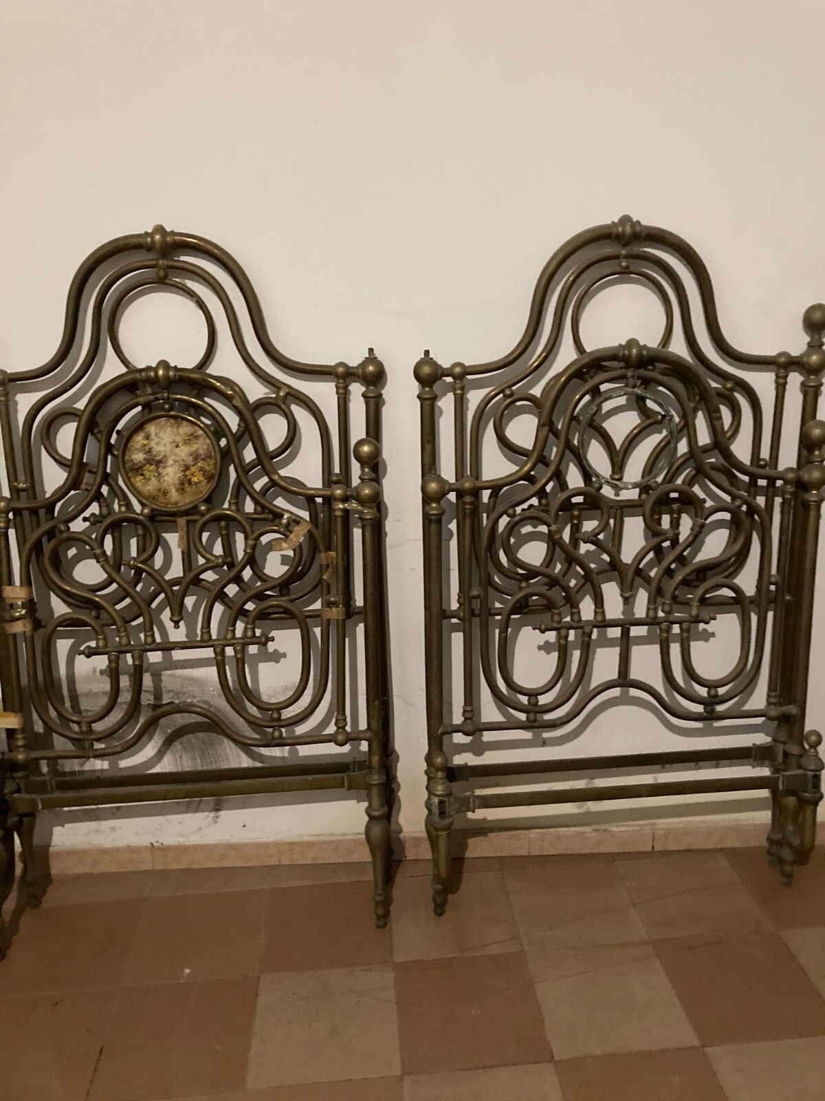 Arredamento d'Epoca: Antico Letto Matrimoniale In Ottone A Due Letti Distinti, XIX Secolo