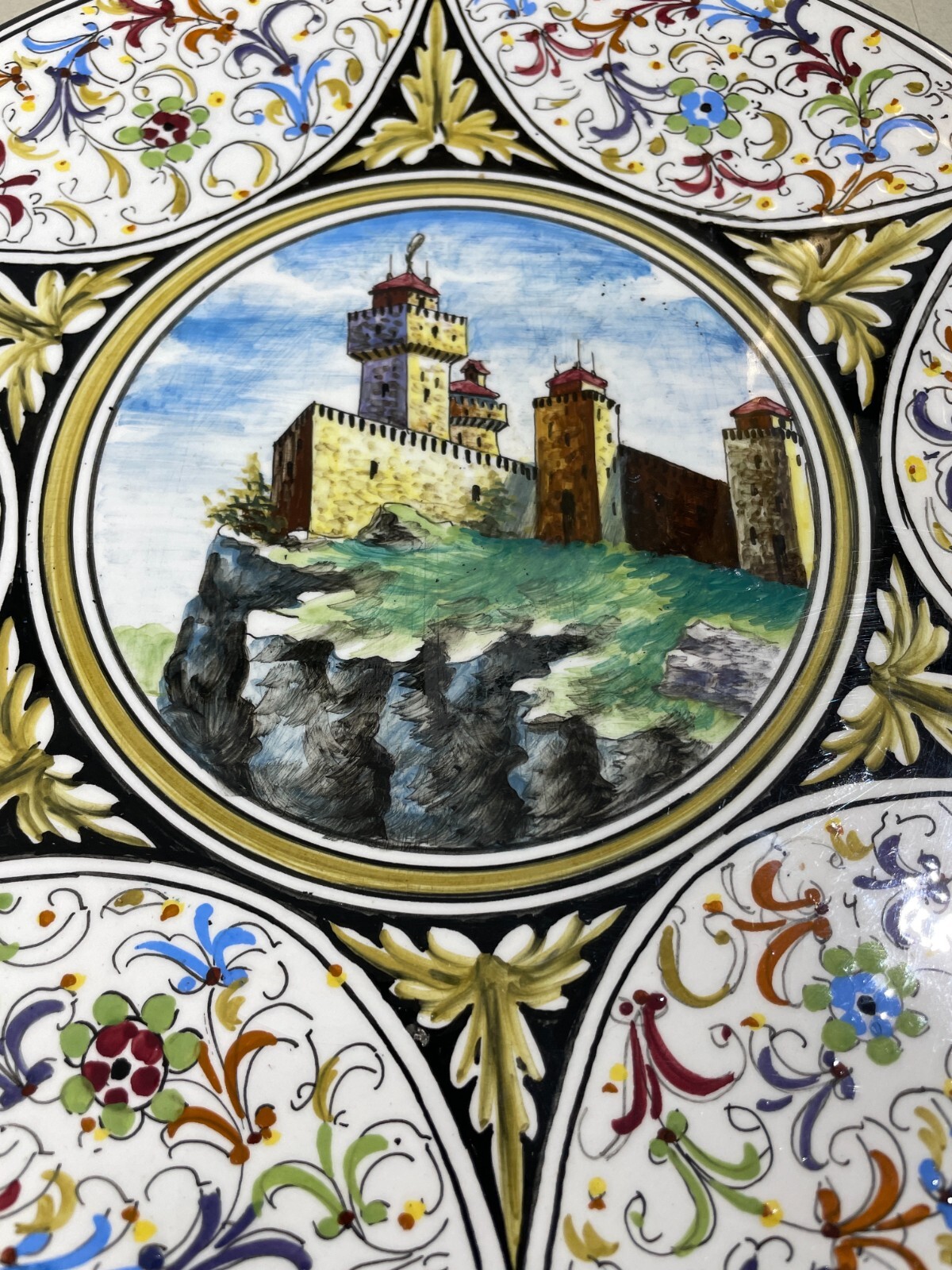 Piatto Decorativo In Ceramica, Gualdo Tadino, Frillici, Rocca Fortificata
