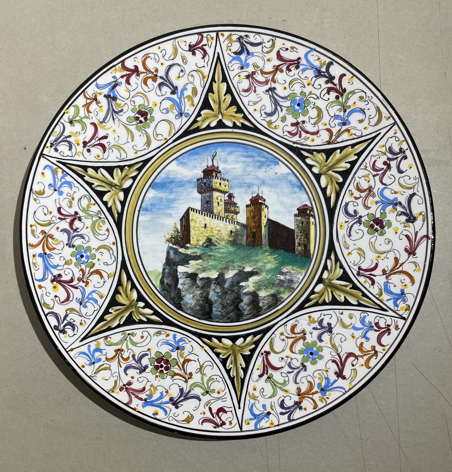 Piatto Decorativo In Ceramica, Gualdo Tadino, Frillici, Rocca Fortificata