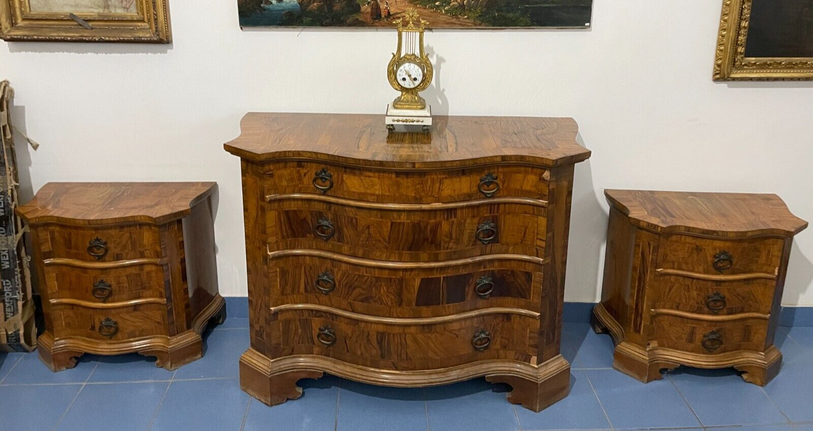 Decorativo Trittico: Comò E Coppia Di Comodini. Dimensioni Contenute, Da Restaurare