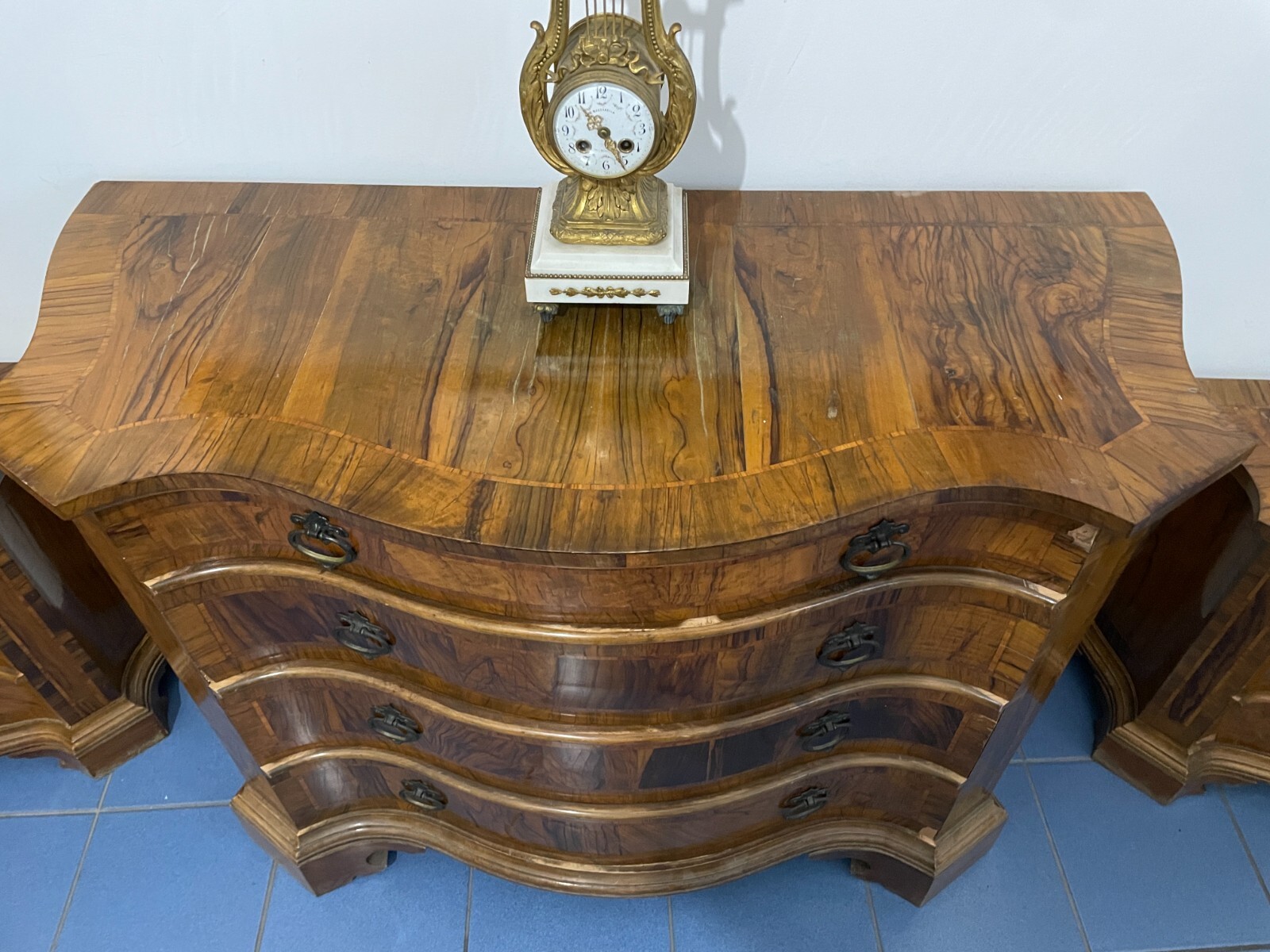 Decorativo Trittico: Comò E Coppia Di Comodini. Dimensioni Contenute, Da Restaurare