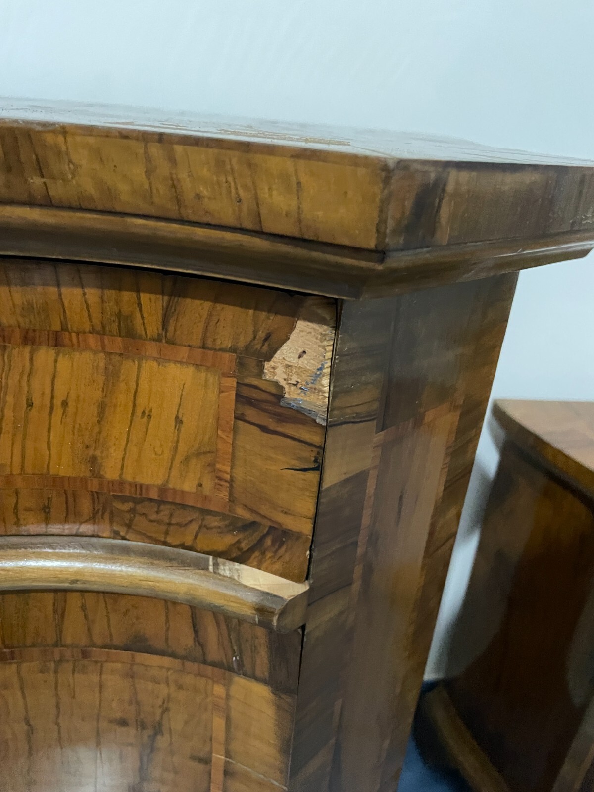 Decorativo Trittico: Comò E Coppia Di Comodini. Dimensioni Contenute, Da Restaurare