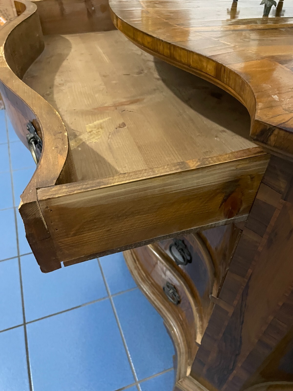 Decorativo Trittico: Comò E Coppia Di Comodini. Dimensioni Contenute, Da Restaurare
