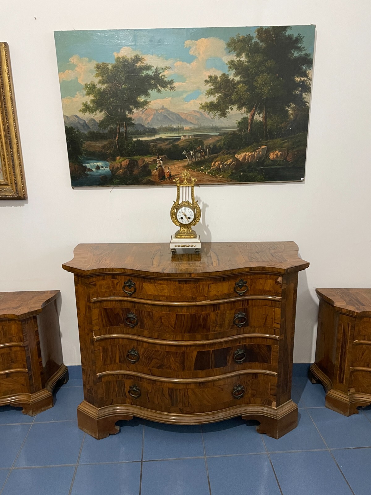 Decorativo Trittico: Comò E Coppia Di Comodini. Dimensioni Contenute, Da Restaurare