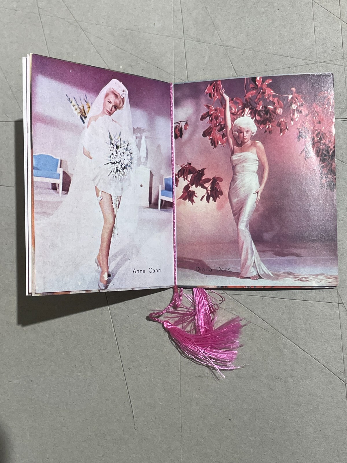 Cinema: Attrici Celebri, Barbieri E Puglia. Calendarietto Illustrato A Colori, 1964