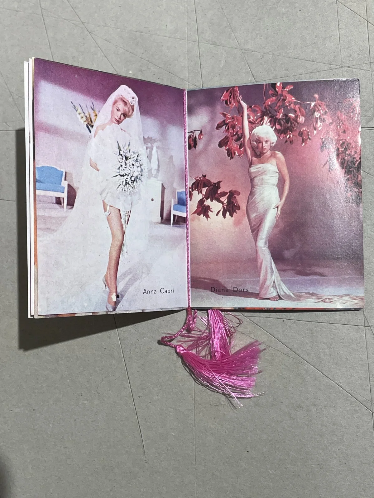 Cinema: Attrici Celebri, Barbieri e Puglia. Calendarietto Illustrato a Colori, 1964